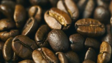 Arabica kahve çekirdekleri döndürmek