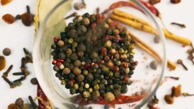 çeşitli doğal baharat koleksiyonu