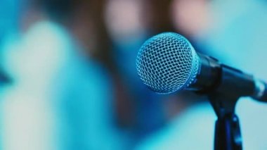 insanlar dans arka üzerinde mikrofon