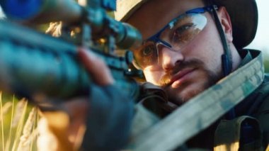 Amaç yakın çekim alarak Airsoft oyuncu