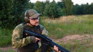 Bir silah ile askeri Üniformalı erkeklere