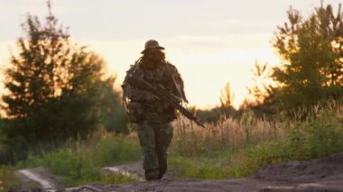 Bir erkekte kamuflaj takım elbise kollarını ile mesafe içine. Airsoft oyun