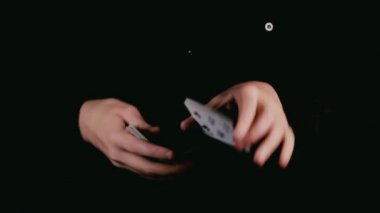 Bir iskambil destesi ile eller büyücü. Siyah arka plan