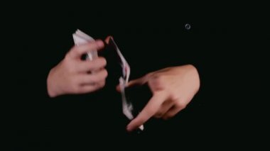 Bir iskambil destesi ile eller büyücü. Siyah arka plan