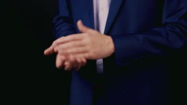 Genç büyücü hile bir madeni para ile göster