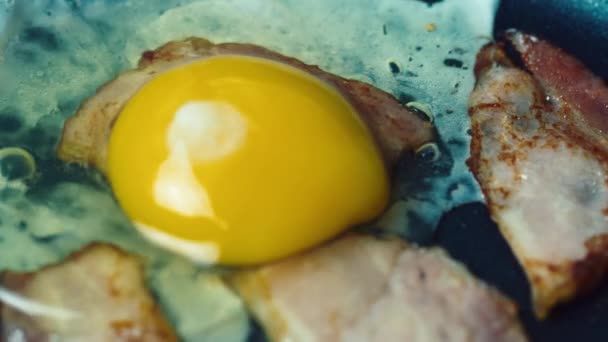 Время приготовления яиц с беконом и сыром — стоковое видео