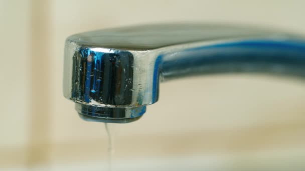 Perdite d'acqua dal rubinetto — Video Stock
