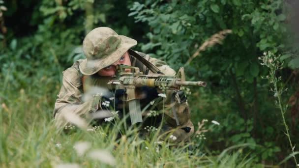 Airsoft spel. Man neemt doel — Stockvideo