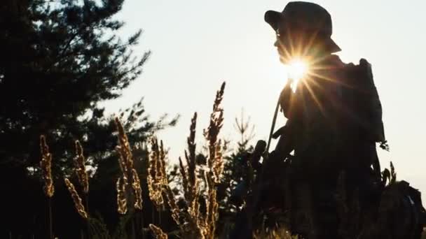 La silhouette di un uomo prende la mira. Gioco Airsoft — Video Stock