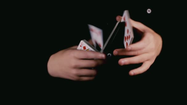 Mãos mágico com um baralho de cartas. Fundo preto — Vídeo de Stock