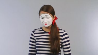 Kadın MIME makas ile kredi kartı keser