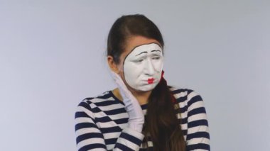 Kadın MIME diş ağrısı gösterir. Diş ağrısı. Diş Kliniği.