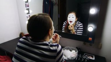 Aynada kendini genç kız MIME makyaj