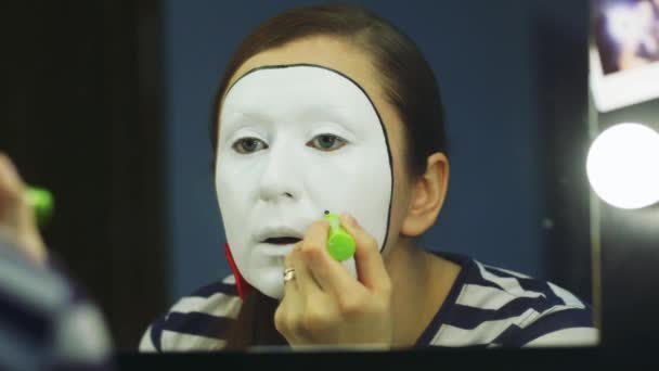 Жінка мими макіяж угоди крупним планом — стокове відео