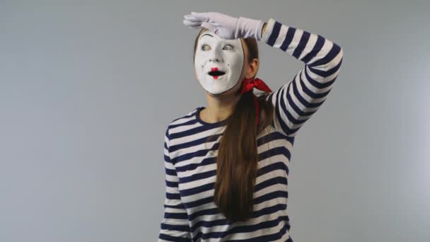 Vrouw mime op zoek door middel van verrekijkers. Concept: zoeken — Stockvideo