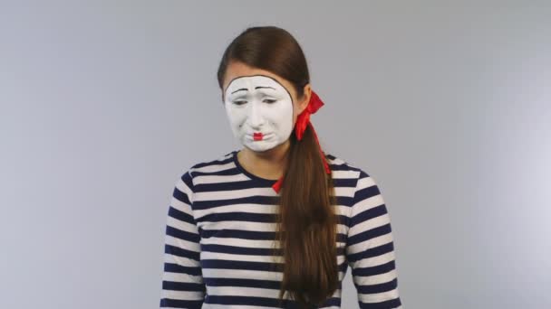 Vrouw mime met een schaar snijdt de credit card — Stockvideo