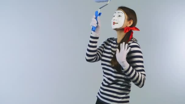 Woman mime invisible wall colors — Stock Video