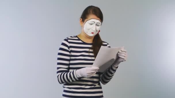 Γυναίκα mime ανάγνωση εγγράφων. Αστείες ειδήσεις — Αρχείο Βίντεο