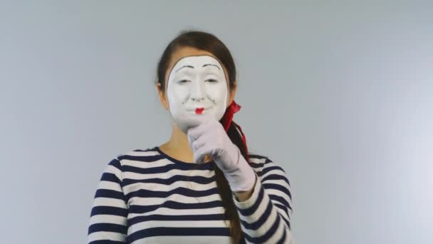 女性 mime は、ドルのファンを示しています。コンセプト: 多くのドルを得ることができます。 — ストック動画