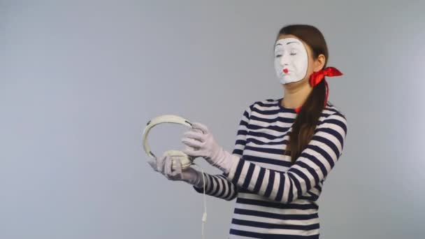 Kvinna lyssna på musik och har roligt - isolerade över en vit bakgrund — Stockvideo
