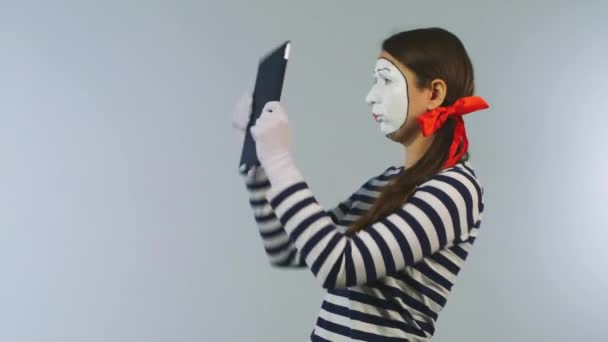 Kvinnan mime med en tablet gadget — Stockvideo