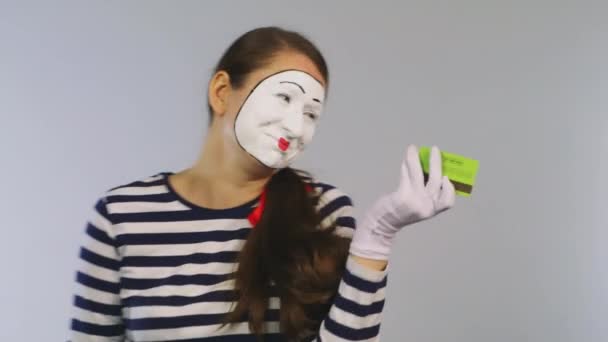 Ragazza divertente taglia una carta di credito — Video Stock