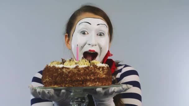 Chica alegre con un pastel de cumpleaños. Concepto: celebración, cumpleaños — Vídeos de Stock