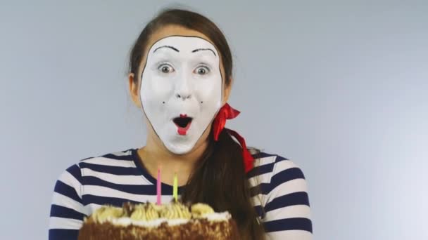 Χαρούμενο κορίτσι με μια τούρτα γενεθλίων. Έννοια: γιορτή, γενέθλια — Αρχείο Βίντεο