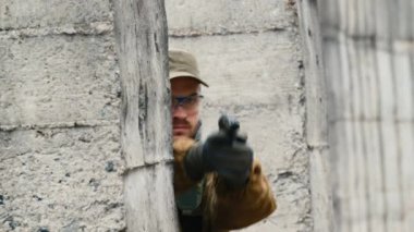 Oyuncu bir Bb silahı ateşler. Airsoft oyun