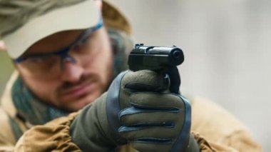 Oyuncu bir Bb silahı ateşler. Airsoft oyun