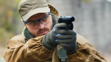 Oyuncu bir Bb silahı ateşler. Airsoft oyun
