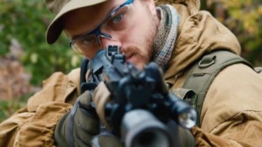 Silahlı bir adam portresi. Airsoft oyun