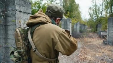 Airsoft guns ile yıkıntıları ile oyuncu geliyor