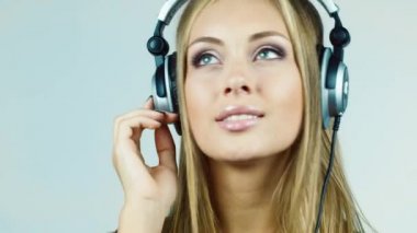 Müzik ve rüya, gülümseyen çekici sarışın kız