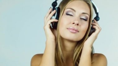 Kulaklıklar koyarak ve müzik çekici sarışın kadın