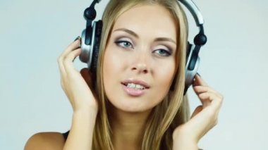 Kulaklıklar koyarak ve müzik çekici sarışın kadın