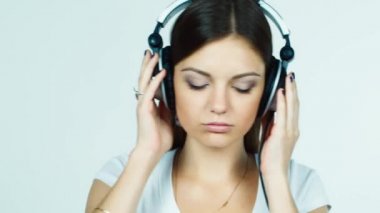 Kulaklıklar ve müzik çekici esmer kız koyar
