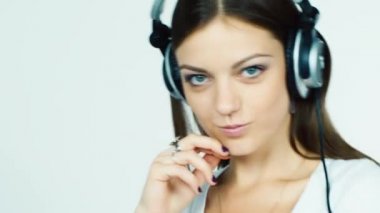 Kulaklıklar müzik dinlemek ve kameraya flört esmer kadın