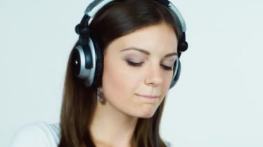 Kulaklıklar müzik dinlemek ve aşırı tepki esmer kadın: dans