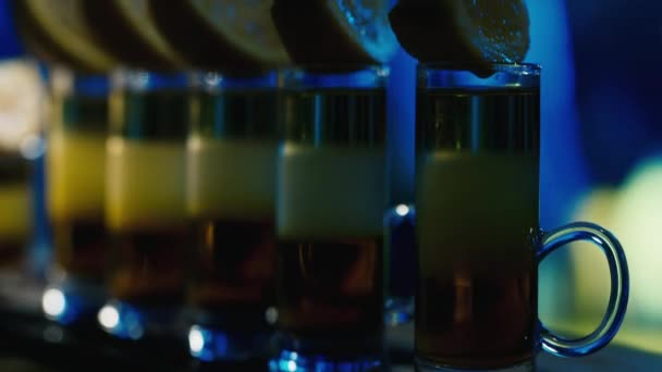 Kilka shotdrink z cytryny na imprezie — Wideo stockowe