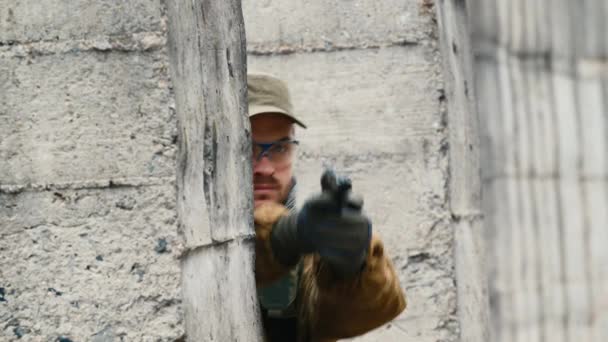 Spelaren bränder en Bb pistol. Airsoft spel — Stockvideo