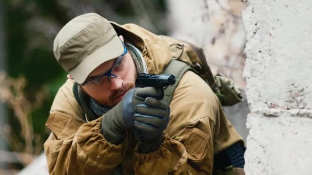 Spelaren bränder en Bb pistol. Airsoft spel — Stockvideo