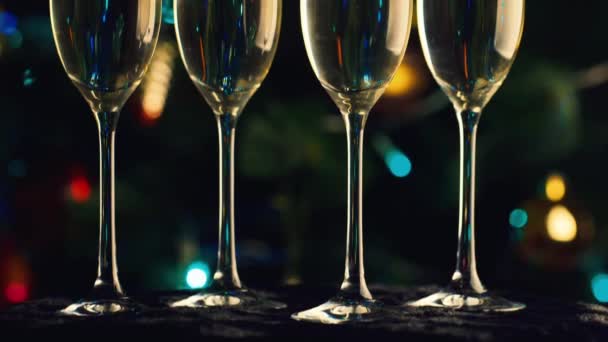 Néhány pohár pezsgőt, a háttérben a karácsonyfa. Karácsony és újév ünnepe