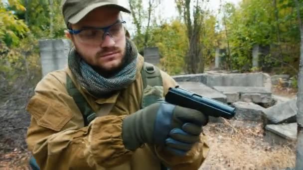 Airsoft Player kommt mit einer Luftpistole — Stockvideo