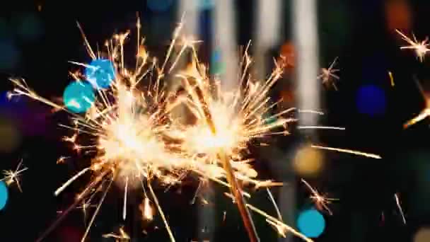 Brûler des étincelles sur le fond de l'arbre de Noël et des verres de champagne. La célébration de Noël et du Nouvel An — Video