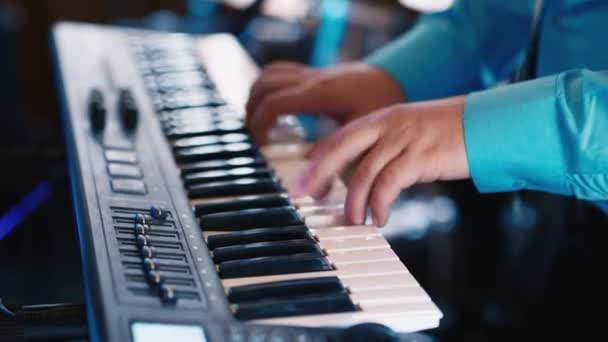 Mãos do músico tocando em um sintetizador, um piano eletrônico — Vídeo de Stock
