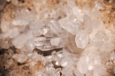 Taşlı bir matriste büyüyen şeffaf ve sütlü altıgen oluşumları olan doğal kuvars kristal kümesi. Yüksek kalite fotoğraf