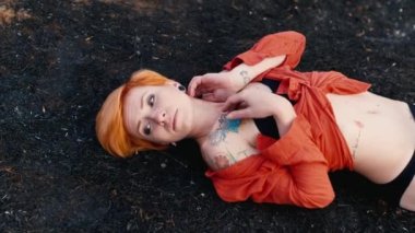 Bir fotoğraf için poz çıplak omuz ile Kızıl saçlı kadın