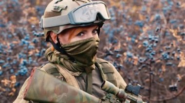 Bir silah ile bir kadın asker