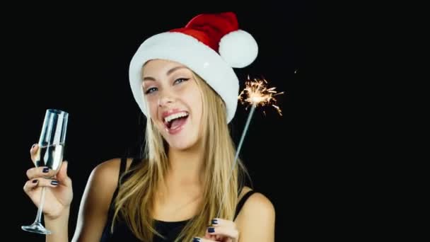 Une femme séduisante avec une coupe de champagne et un feu bengali, Concept : célébration de Noël et de la nouvelle année — Video